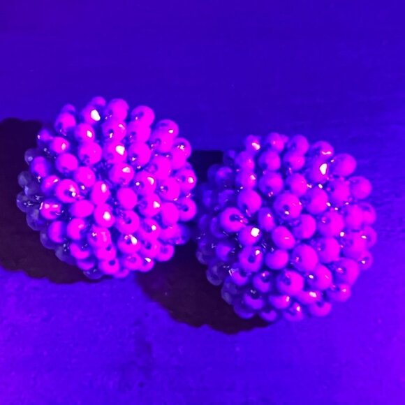 Vtg 50s Bluish-Gray Beaded Post Earrings Iridescent Accents & Silver Threading - Picture 4 of 4